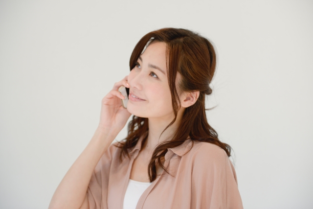 電話を掛ける女性3