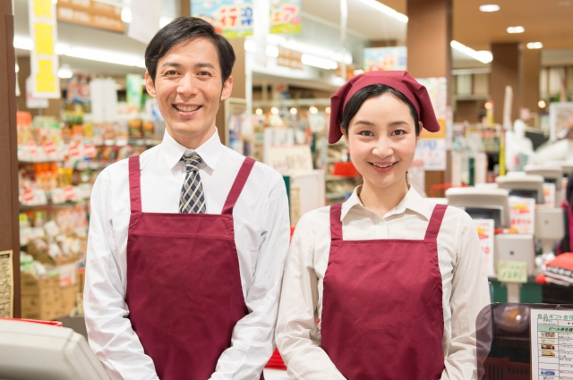 笑顔の店長とスタッフ